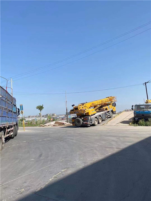 英吉沙县25吨吊车的租赁价格大概是多少？