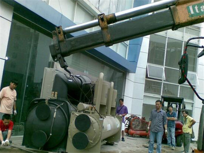 英吉沙县随车吊和汽车吊的核心区别是什么？哪种更省钱？